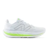 Championes de running New Balance Fresh Foam X Vongo v6, color blanco con detalles en gris y verde flúor.