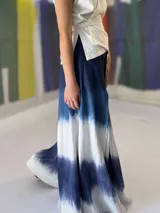 Falda pantalón de lino y algodón con detalle de broderie y tablas centrales. El teñido artesanal le brinda un color único contrastando con el blanco de base.