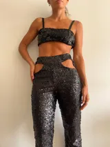 Top bandeau negro cubierto de lentejuelas con tirantes finos.