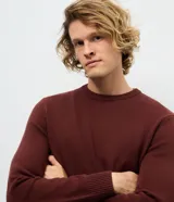 Suéter masculino de tejido de punto pesado, color bordó, con cuello redondo y mangas largas con puños acanalados.