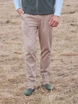 Pantalón de vestir azul marino, de corte recto, con bolsillos laterales y traseros. Se ajusta a la cintura con cinturón de cuero marrón.