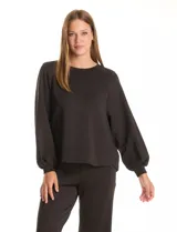 Buzo de corte holgado con sisa raglán y mangas largas con puños ajustados. Presenta un estampado sutil de animal print tono sobre tono y escote redondo a la base.