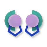 Par de aros colgantes con formas geométricas: semicírculo verde agua, círculo lila y romboide azul.
