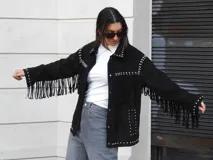 Chaqueta de gamuza negra con flecos en el pecho y mangas, decorada con tachas metálicas en el canesú, cuello y ruedo. Posee cierre frontal y forro interior.