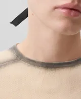 Jersey de punto extrafino color beige con efecto spray gris en cuello, mangas y ruedo.