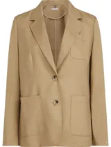 Blazer color beige de lino con corte regular, solapas con muescas, botonadura sencilla, bolsillo de parche en el pecho y dos bolsillos delanteros de parche.