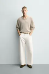 Jeans wide fit de color blanco, confeccionados en denim de algodón rígido, con corte relajado, tiro medio y diseño de cinco bolsillos.