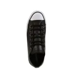 Zapatillas Converse Chuck Taylor All Star Ox de cuero negro con suela de goma blanca y detalles en negro.