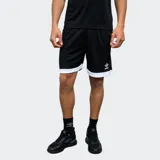 Short deportivo Umbro de color negro con detalles en blanco en el ruedo y logo de la marca estampado en la pierna izquierda.