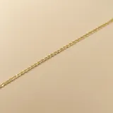 Pulsera de cadena estilo figaruchi confeccionada en oro amarillo 18k, con eslabones planos y pulidos.
