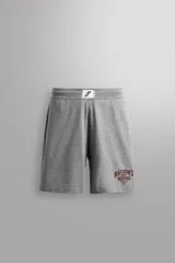 Pantalones cortos de algodón color gris, con cintura elástica ajustable con cordón y parche con logo. Incluye bolsillos laterales y un bolsillo trasero. Presenta bandas laterales a tono, bordado y estampado combinado a contraste en el delantero y la espalda, y aberturas laterales en el bajo.