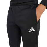Pantalon deportivo Adidas modelo Sereno, color negro con las tres tiras características en blanco en la parte inferior de la pierna y logo de la marca en el muslo.