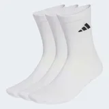 Pack de tres pares de medias Adidas de media caña, color blanco, con logo de la marca bordado en negro en el lateral superior. Presentan plantilla acolchada y refuerzo en el arco plantar.