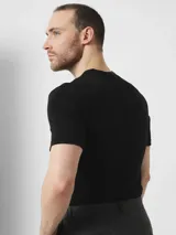 Pack de tres camisetas negras de algodón orgánico, con cuello redondo, manga corta y logo de Tommy Hilfiger bordado en el ruedo.