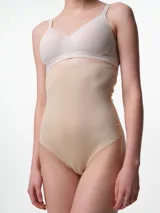 Bombacha modelante de tiro alto con diseño colaless y terminaciones corte láser. Confeccionada en microfibra, cuenta con banda de silicona antideslizante en el borde superior para mayor sujeción y fundillo de algodón.