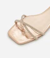 Sandalia plana color champagne con punta cuadrada y tiras finas cruzadas con strass.