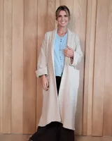 Sacón largo de punto abierto, confeccionado en lana, con diseño holgado, mangas anchas y cuello tipo solapa.