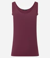Musculosa básica de poliamida color naranja, con escote en U y breteles anchos. Diseño ajustado al cuerpo, ligero y fresco.