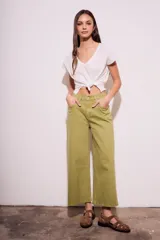 Pantalón jean color ladrillo, de corte ancho y tiro medio.