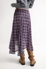 Falda midi con vuelo y estampado de cuadros en tonos borgoña y beige, con diseño asimétrico y cintura elástica fruncida.