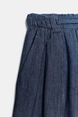 Pantalón de tiro medio color azul, corte ancho y fluido, con cintura elástica fruncida y cordón ajustable.