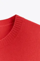 Jersey de punto de cashmere con cuello redondo y manga corta, con terminaciones en rib en cuello, mangas y ruedo.