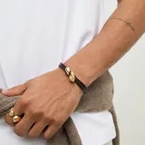 Pulsera de múltiples tiras de cuero marrón con piezas metálicas bañadas en oro de 18 quilates en forma de gotas.