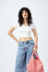 Top blanco de algodón con mezcla de poliéster y elastano, con escote en V delantero y trasero.