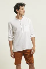 Camisa de lino color salmón con cuello mao, manga larga y bolsillo de parche en el pecho.