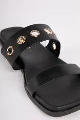 Sandalias bajas color suela, con doble tira en el empeine. La tira superior presenta argollas metálicas doradas.