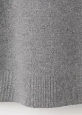 Chaleco de punto de corte recto y diseño minimalista, con cuello alto y cierre frontal de cremallera.
