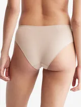 Bombacha Calvin Klein color piel, de microfibra suave, con cintura elástica y logo tonal.