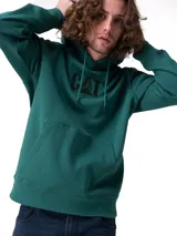 Buzo canguro verde con capucha y cordones de ajuste, bolsillo tipo kline y logotipo de CAT bordado en el pecho.