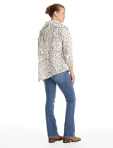 Buzo de tejido soft labrado con diseño floral, cuello volcado con detalle de botones en la solapa, mangas tres cuartos con hombros caídos y ruedo asimétrico en punta.
