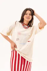 Remerón oversize de algodón color manteca, con mangas cortas y estampa exclusiva temática marina en el frente.