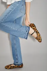 Jean de corte recto y tiro medio, confeccionado en denim de algodón en tono azul lavado. Presenta un diseño clásico con costuras decorativas en los bolsillos traseros y un detalle de bordado sutil en el ruedo.