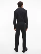 Remera negra de manga larga con cuello perkins y logo de Calvin Klein bordado en blanco en el pecho.