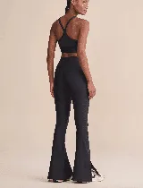 Calza deportiva acampanada color azul marino, tiro alto, con aberturas laterales en el ruedo y bolsillo interno en la cintura.