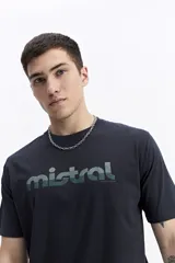 Remera verde militar de manga corta con cuello redondo y logo estampado en el pecho.