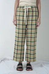 Pantalón de lino a cuadros multicolor con cintura elástica y cordón ajustable.
