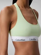 Bralette deportivo de algodón modal, sin forro ni relleno, con diseño de espalda cruzada y banda elástica distintiva de la marca con logo estampado.