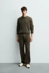 Jersey de punto con mezcla de lana y cashmere, de corte regular fit, cuello redondo y manga larga con acabados en rib.