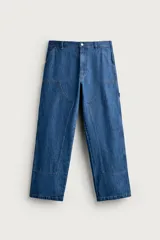 Jeans relaxed fit de mezclilla azul con diseño de bolsillos de carpintero, corte recto y perneras amplias.