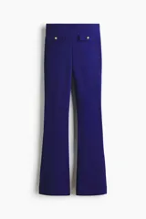 Pantalón acampanado de punto roma, color azul, con elástico oculto en la cintura y solapas de bolsillo decorativas con botón dorado en el frente.