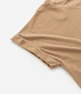 Remera de algodón texturizado color camel, con cuello redondo, manga corta con bajo plegado y un pequeño bordado de palmera en el pecho.