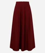 Pollera evasé midi color borgoña, confeccionada en tricolina de algodón sostenible, con tiro alto, pliegues delanteros y cierre trasero por cremallera.