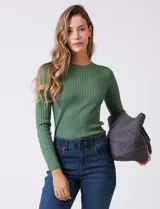 Bolso tipo tote de diseño capitoneado en color marrón, con doble asa para llevar al hombro y cierre mediante botón metálico. Cuenta con forro interno a tono y bolsillos organizadores en su interior.