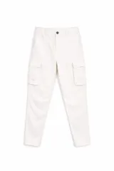 Pantalón cargo de gabardina color blanco, con bolsillos laterales con solapa, cierre frontal con botón y bolsillos clásicos.