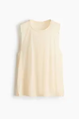 Musculosa deportiva de color beige, confeccionada en tejido funcional con tecnología DryMove para absorber el sudor. Presenta un diseño de corte estándar, cuello redondo y aberturas laterales en el bajo.