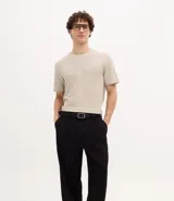 Pantalón de corte wide leg con diseño de sastrería, confeccionado en tejido estructurado con frisos frontales, bolsillos laterales y cierre invisible.